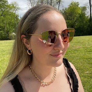 Meet your Posher, Eliza